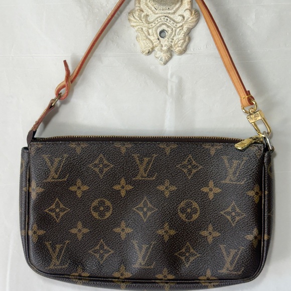 Louis Vuitton Handbags - Louis Vuitton Pochette Classic Monogram Shoulder Bag crossbody